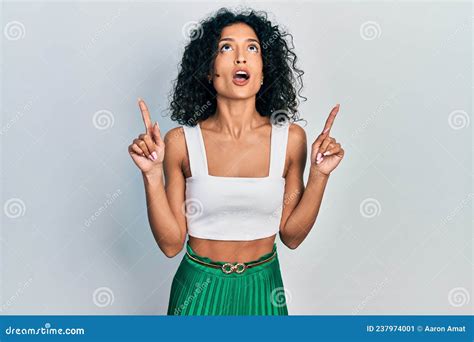 Menina Latina Vestindo Roupas Casuais Surpreendida E Surpreendida Olhando Para Cima E Apontando