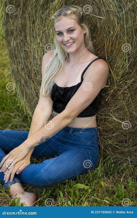 Une Belle Blonde Pose Dehors Dans Un Environnement Agricole Photo stock Image du université