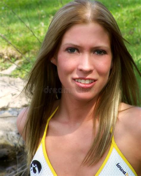 Jeune blonde à l extérieur photo stock Image du modèle 921356