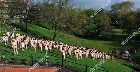 Hundreds Naked Volunteers Pose Photographer Spencer