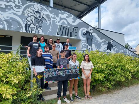 Vitré 9 jeunes réalisent une fresque murale de 24 mètres sur le thème