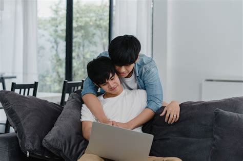 Jeune Couple Gay L Aide D Un Ordinateur Portable La Maison Moderne Les Lgbtq Asiatiques