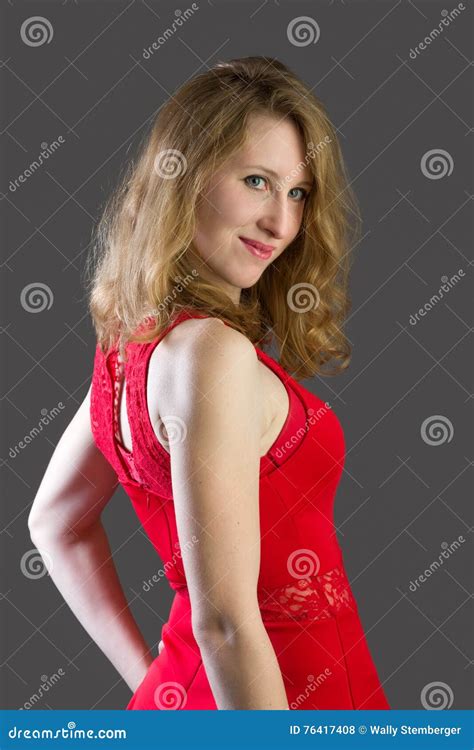 Une Femme Blonde Attirante Dans Une Robe Rouge Photo stock Image du adulte beauté 76417408