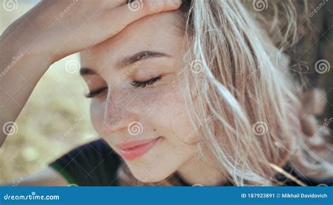 Gros Plan Du Visage D Une Gentille Jeune Fille Blonde Russe Image Stock Image Du Attrayant