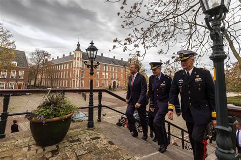 Koning Heropent Kasteel Van Breda Thuisbasis Koninklijke Militaire
