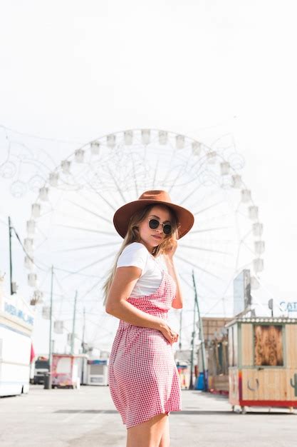 Blonde Jeune Fille Dans Le Parc D Attractions Photo Gratuite