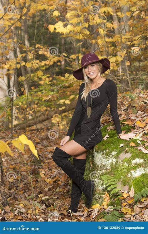 La Femme Blonde Sexy Pose Dans La Robe Et Les Bottes Noires Image Stock Image Du Dame Bord