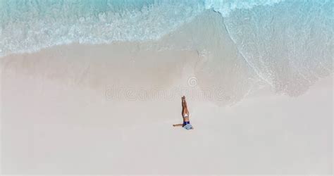 Entspannung Mit Junger Frau Im Bikini Sonnenbaden Als Am Strand Stockfoto Bild Von Lebensstil