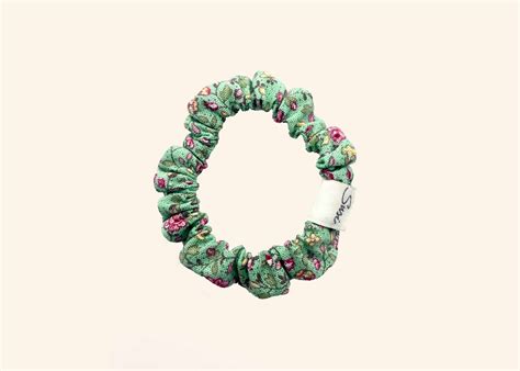 Sustainable hair accessories will soon update the classic 90s womens hair 40