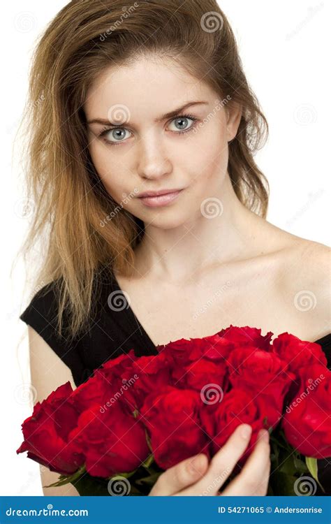 Portrait D Une Jeune Belle Fille Avec Un Bouquet Des Roses Rouges Image