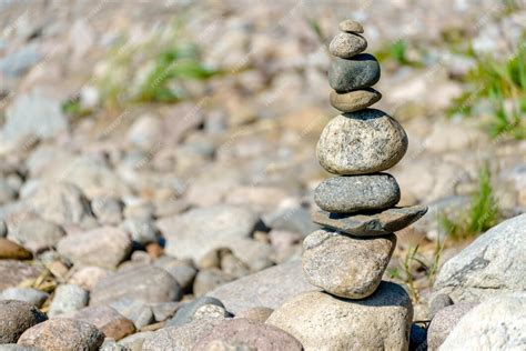 Pedra É Objeto - Pirâmide de pedras equilíbrio instável de objetos de pedra estado ...