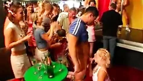 Drei Sch Ne Latinas Unterschiedlicher Farbe Masturbieren Mit Einem Dildo Xhamster