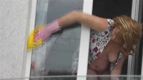 Milf blonde sexy lave appartement fenêtre en robe dessayage sans culotte et soutien gorge