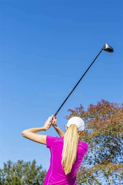 Belle Blonde Golfter Femelle Appr Ciant Un Parcours De Golf Sur Un Terrain De Golf Public Photo