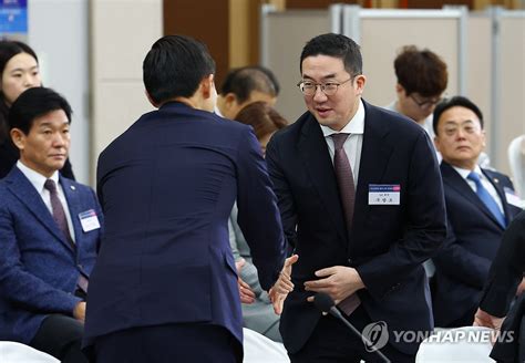 악수하는 구광모 회장과 김동관 부회장 연합뉴스