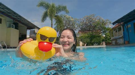 Mignonne Fille Souriante En Bikini Noir Joue Et Clabouille Sur L Eau Bleue Avec Canard