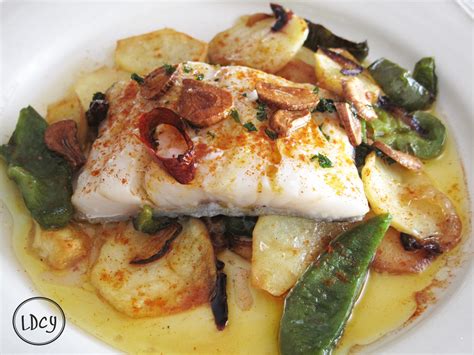 Bacalao Al Horno Con Patatas Panaderas Cebolla Y Pimientos