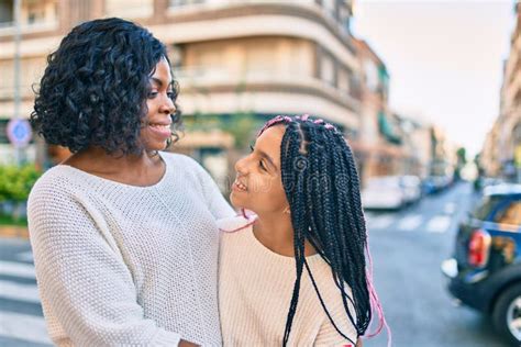 Hermosa Madre Afroamericana E Hija Sonriendo Feliz Y Abraz Ndose Imagen