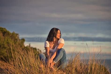 Brunette De Mujer Latina Joven Y Hermosa Sentada En Una Fina Duna De Arena Blanca Entre Las