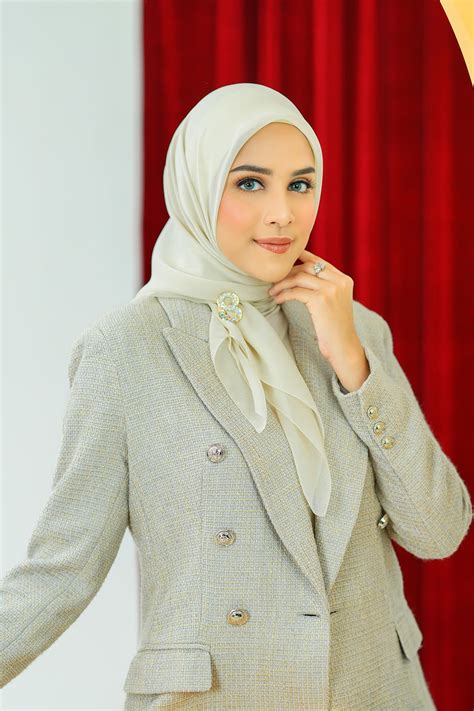 Kelly Square In Pristine Buttonscarves