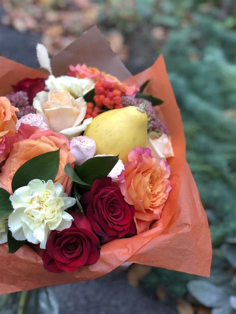 Букет с тыквой. Красные розы, кремовые гвоздики, спрей-роза | May ...