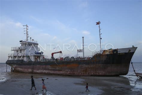 Kapal Tanker Terdampar Di Pantai Antara Foto