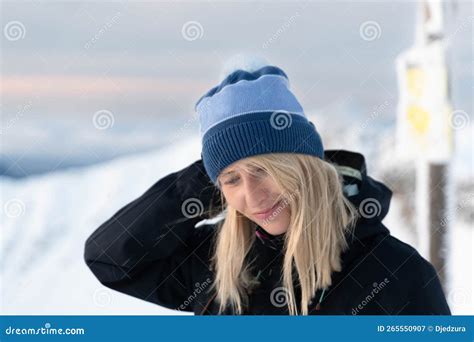 Belle Femme Blonde Dans Une Casquette Bleue Sur Le Col De Zawrat En Hiver Tatra Montagnes Image