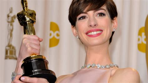 Anne Hathaway Net Worth | Income, Salary, Property | Biography