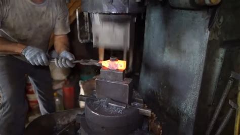 изготовление молотка в кузне - YouTube