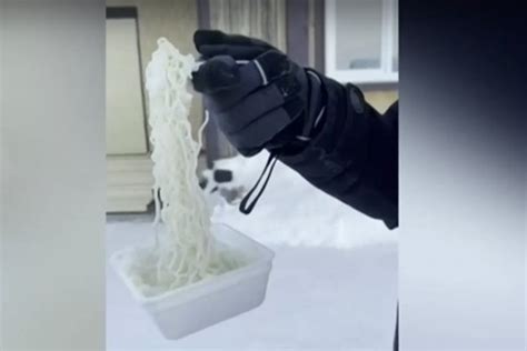 Русия под лед: До -61°C отбелязаха в най-студения град в света, храната ...