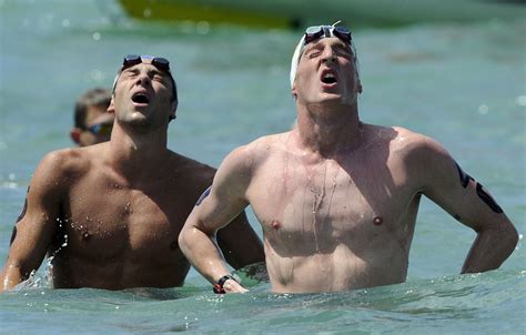 Schwimm Ass Lurz Im Wasser schwammen Ratten tote Schildkröten und Holzpaletten mit Nägeln