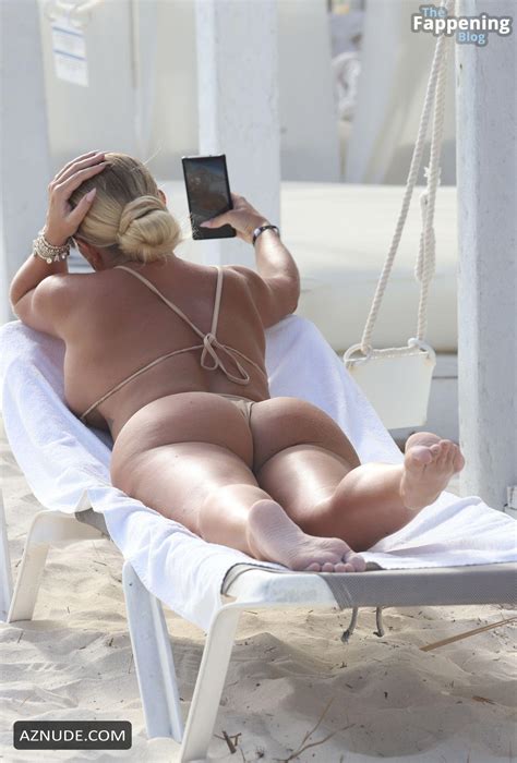 Aisleyne Horgan Wallace Sexy Spotted Showing Off Her Seductive Body Wearing A Sizzling Bikini At