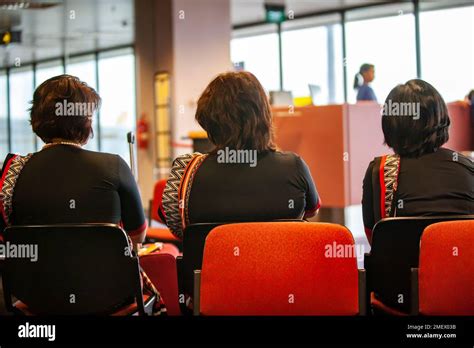 Singapore Air Hostess Hi Res Stock Photography And Images Alamy
