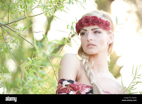 Un portrait d une jeune fille magnifique blonde à gauche tout en portant une couronne de fleurs