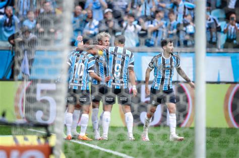 De Virada Gr Mio Vence O Fluminense Na Arena E Volta Ao G Do Brasileir O