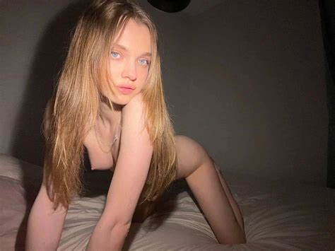 Nude trên giường mút ngón tay lồn hồng rực
