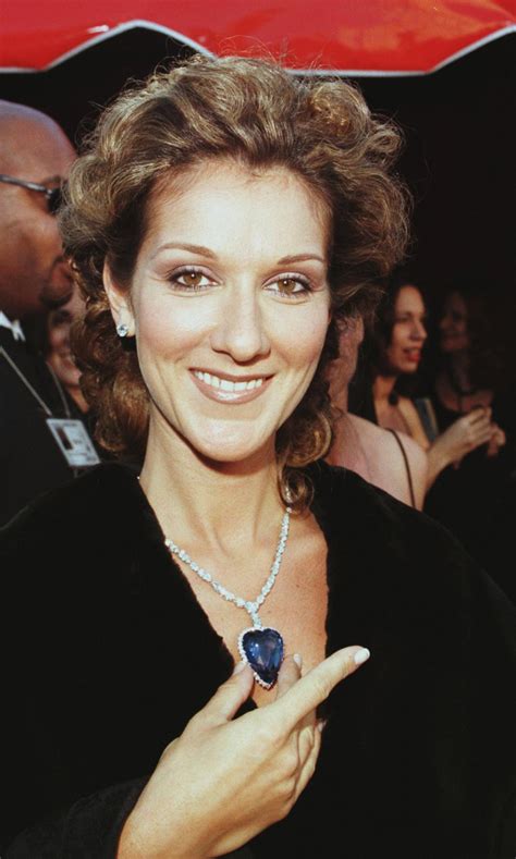 Céline Dion s'affiche avec le collier mythique de "Titanic" à la ...