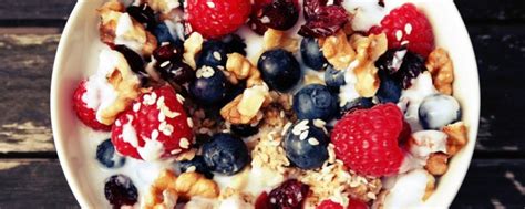 Ontbijt Recept Yoghurt Met Muesli Rood Fruit En Walnoten Puur