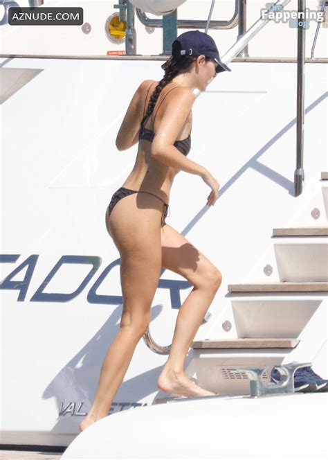 Vittoria Ceretti Sexy Seen With Leonardo Dicaprio Showing Off Her Hot