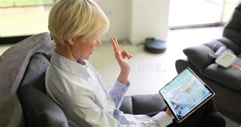 Femme Blonde Parle Un M Decin Sur Appel Vid O Via Gadget Clips Vid Os Vid O Du M Dical