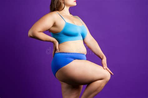 Mais Modelo Em Mulher Gorda De Lingerie Azul Coxa Grossa Em Fundo Roxo Foto De Stock