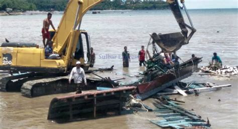 Kapal Bantuan Kementerian Kelautan Hancur Digulung Ombak Fajar