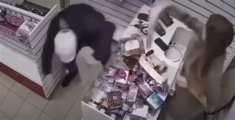 Empleada de sex shop repele asalto armada con un vibrador de 45 cm hay video San José Ahora