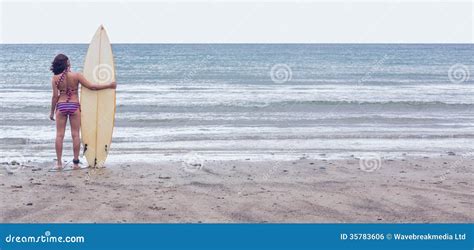 Ruhige Frau Im Bikini Mit Surfbrett Auf Strand Stockfoto Bild Von Meer Schlank 35783606