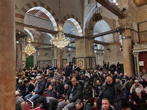 Great numbers of Palestinians attend Al-Fajr prayer at Jerusalem’s Al ...