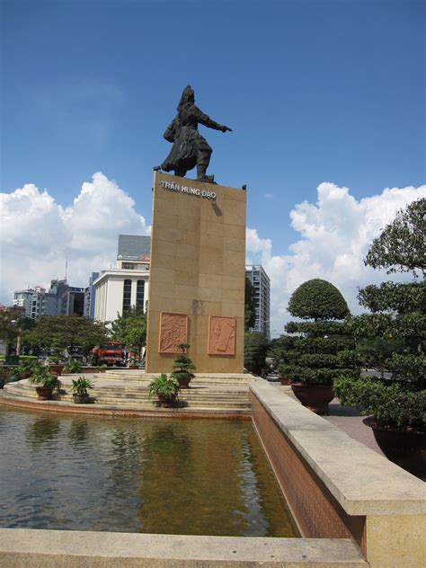 Asisbiz Vietnam Tran Hung Dao statue Nov 2009 06