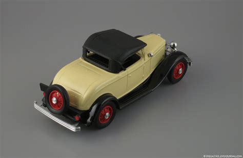 Ещё один V 8 1932 Ford Model 18 V 8 Deluxe Roadster Eligor