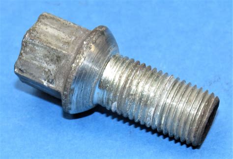 Used Genuine Vw Golf 5 Stud Wheel Bolt Wht 001 812 Uks No1