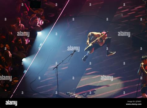 Red Hot Chili Peppers Bassist Flea Hi Res Stock Photography And Images Alamy