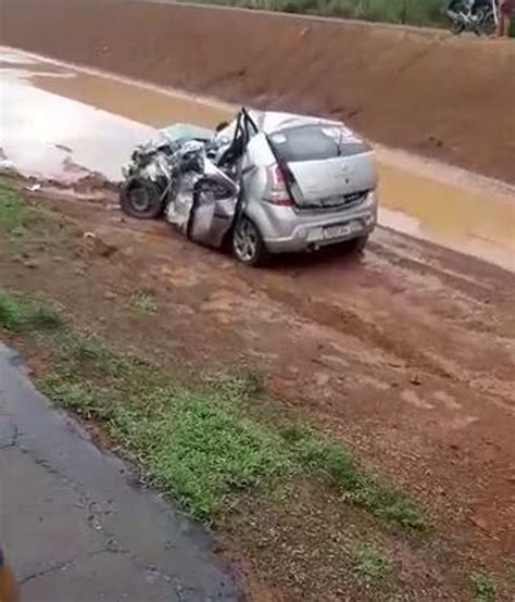 Colisão frontal entre carro e caminhão deixa cinco mortos na BR 135